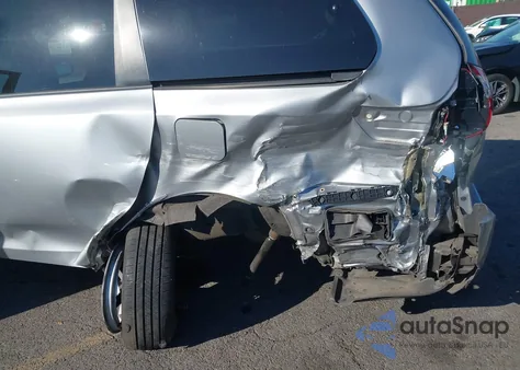 2015 Toyota Sienna Le 8 Passenger z USA, uszkodzony, nr VIN 5TDKK3DC7FS658381